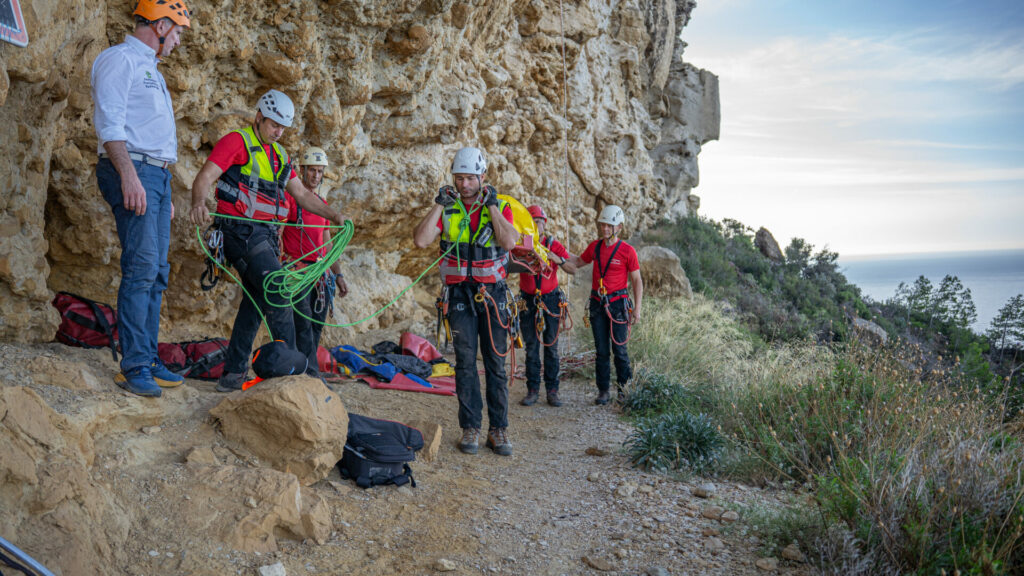 Les Pompiers13 et le secouristes spéléologues du département lors d'un exercice commun à La Ciotat.
