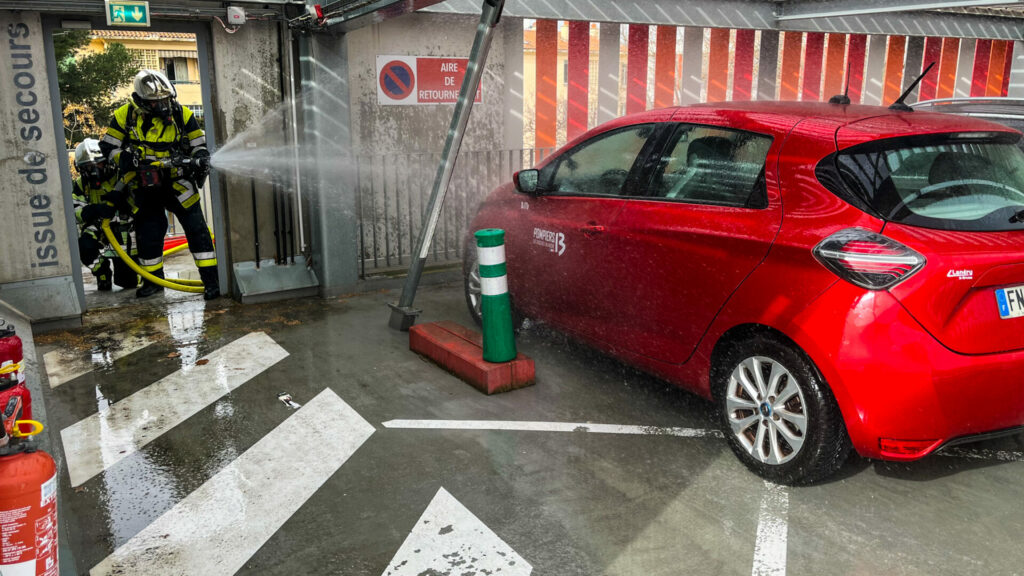 Exercice sur le parking de la gare à Salon-de-Provence.