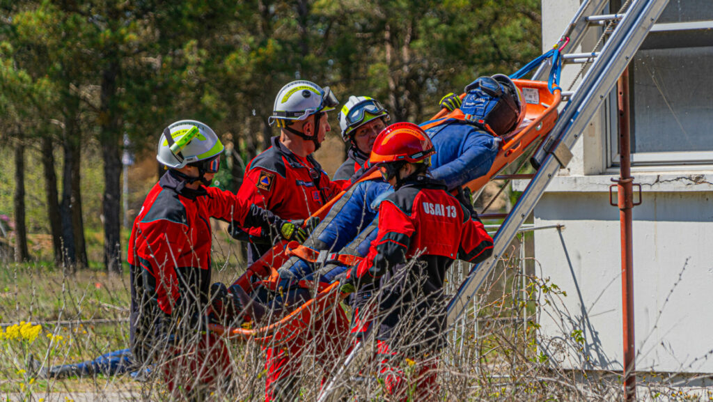 Les Pompiers13 ont réalisé une manœuvre USAR grandeur nature, mardi 7 avril, dans les bâtiments désaffectés de l’ancienne base aérienne BA114, à proximité de l’École nationale des sapeurs-pompiers de France à Aix-en-Provence.
