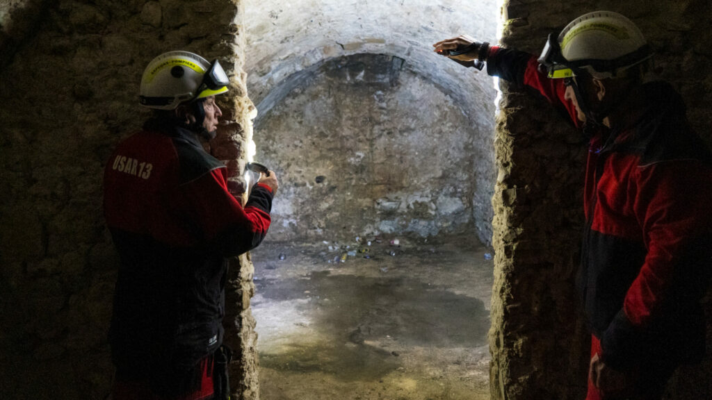 Une fuite d’eau a entraîné l’effondrement de la voûte d’une cave d’un immeuble de la rue des Cordeliers à Aix-en-Provence, mercredi 15 avril 2026. De quoi entraîner l’intervention d’une vingtaine de Pompiers13 pour évacuer les habitants par précaution et sécuriser les lieux grâce à un travail interservices de longue durée.