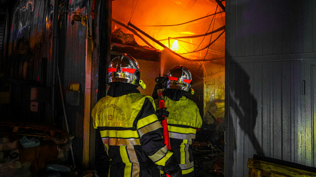 L’incendie s’est déclenché peu après 19h, dimanche 12 avril 2026, dans une zone commerciale, au sein d’un entrepôt situé à proximité d’une station-service à Châteaurenard. Très rapidement, tout est mis en œuvre car chaque minute compte et la situation peut basculer à tout moment.
