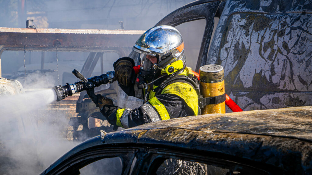 Durant la nuit du 19 mai 2026, un incendie s’est déclaré dans une concession automobile de Salon-de-Provence, impliquant plusieurs véhicules électriques. Rapidement engagés, 44 sapeurs-pompiers ont permis de maîtriser le sinistre et d’éviter une propagation à l’ensemble du site.