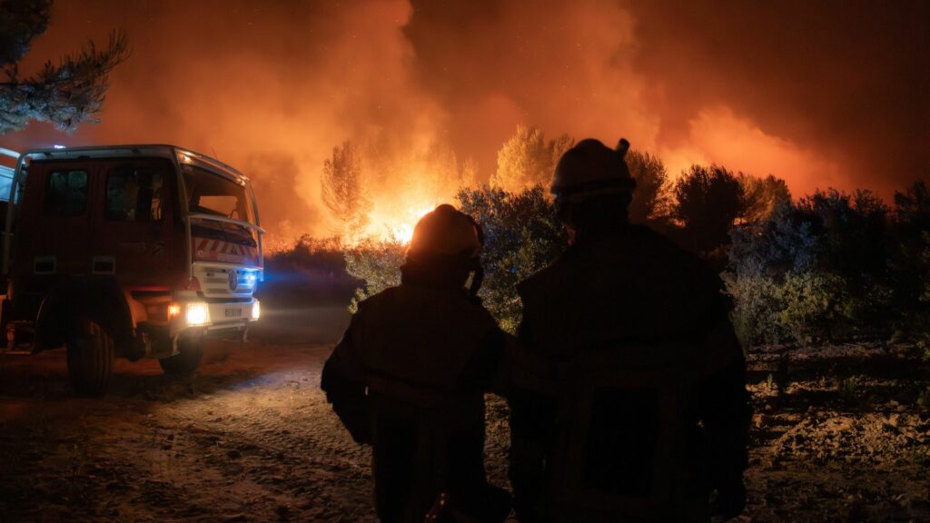 Ces deux incendies, qui se sont déclarés à quelques minutes d’intervalle le soir du 1er juillet, ont nécessité la surveillance des Pompiers13 tout au long du week-end.