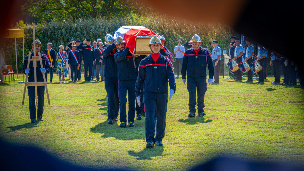 L’hommage funèbre au sergent Manson, décédé le 27 juillet dernier, s’est déroulé avec une vive émotion au centre d’incendie et de secours de Saint-Étienne-du-Grès, le samedi 1er août 2026. Autorités, élus, proches, amis et de nombreux Pompiers13 étaient présents pour cette cérémonie.