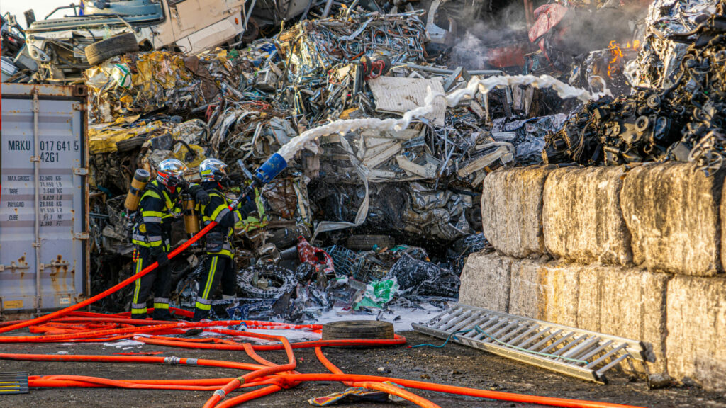 Retour sur une intervention qui a marqué le mois de septembre des Pompiers13, où ils sont intervenus en nombre dans une zone industrielle de Vitrolles, dimanche 20 septembre 2026.